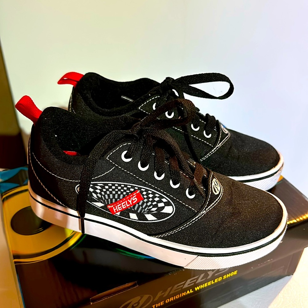 Heelys wheeled shoes- Boys Size 4 Black